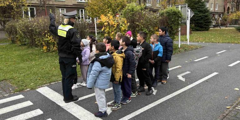 Bezpečně do cíle – prvňáčci na preventivním projektu ZŠ Jarošova