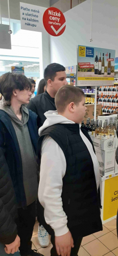 Prodavač, pekař, skladník či manager 01