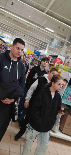 Prodavač, pekař, skladník či manager 03